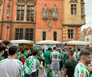 Gorąco przed finałem Ligi Konferencji we Wrocławiu. Tysiące kibiców na Rynku 