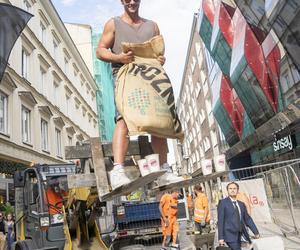 Tak Mikołaj Roznerski bawi się w centrum Warszawy. Prawdziwe z niego ciacho!