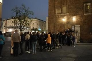Za czym kolejka ta stoi? Tłumy krakowian na Nocy Muzeów 2023!