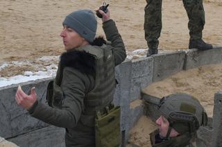 Paweł Przedpełski rzuca granatem i celnie strzela na poligonie