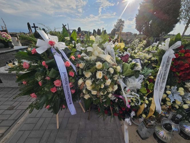 Morze kwiatów na grobie trenera-bohatera