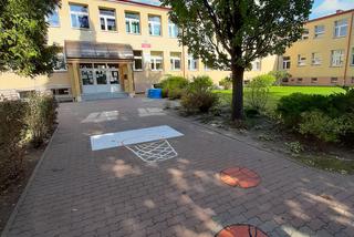 Gry chodnikowe przy Szkole Podstawowej nr 4 w Łomży