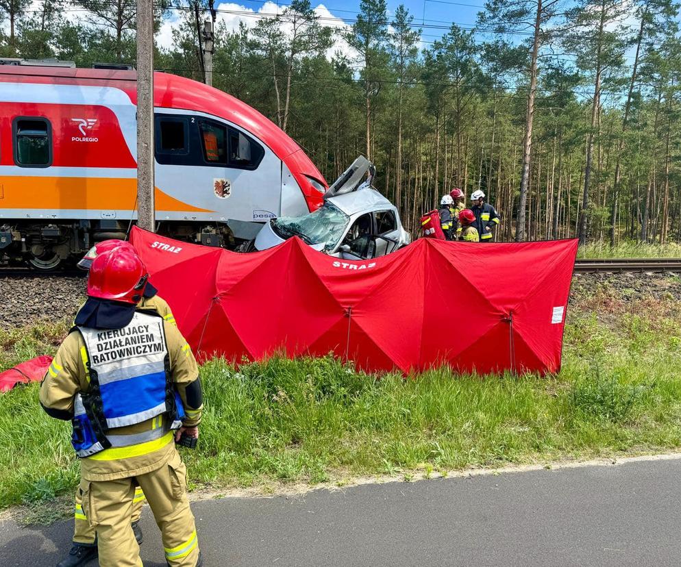 Pociąg huknął w osobówkę w Pile! Zginęła jedna osoba