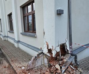 Traktor uderzył w auto i wjechał w budynki! Groźny wypadek pod Grudziądzem [ZDJĘCIA]