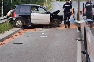 W Gdyni autobus miejski zderzył się z autem. Trzy osoby poszkodowane