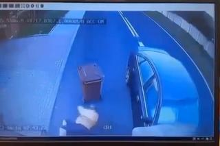 Szokujący wypadek na Dolnym Śląsku. Audi z impetem uderzyło w pracownika śmieciarki [Film]