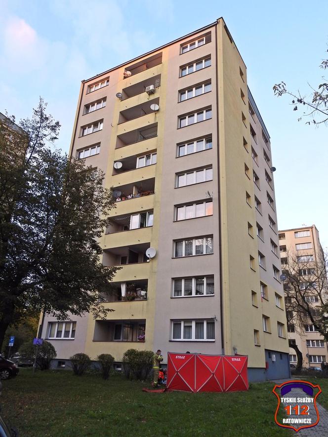 Tragedia w Tychach. 51-letnia kobieta runęła z okna na 9. piętrze bloku. Nie żyje