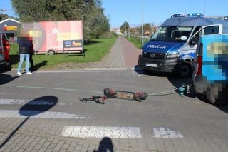 Przejechał hulajnogą pomiędzy dwoma samochodami. Były połączone liną holowniczą