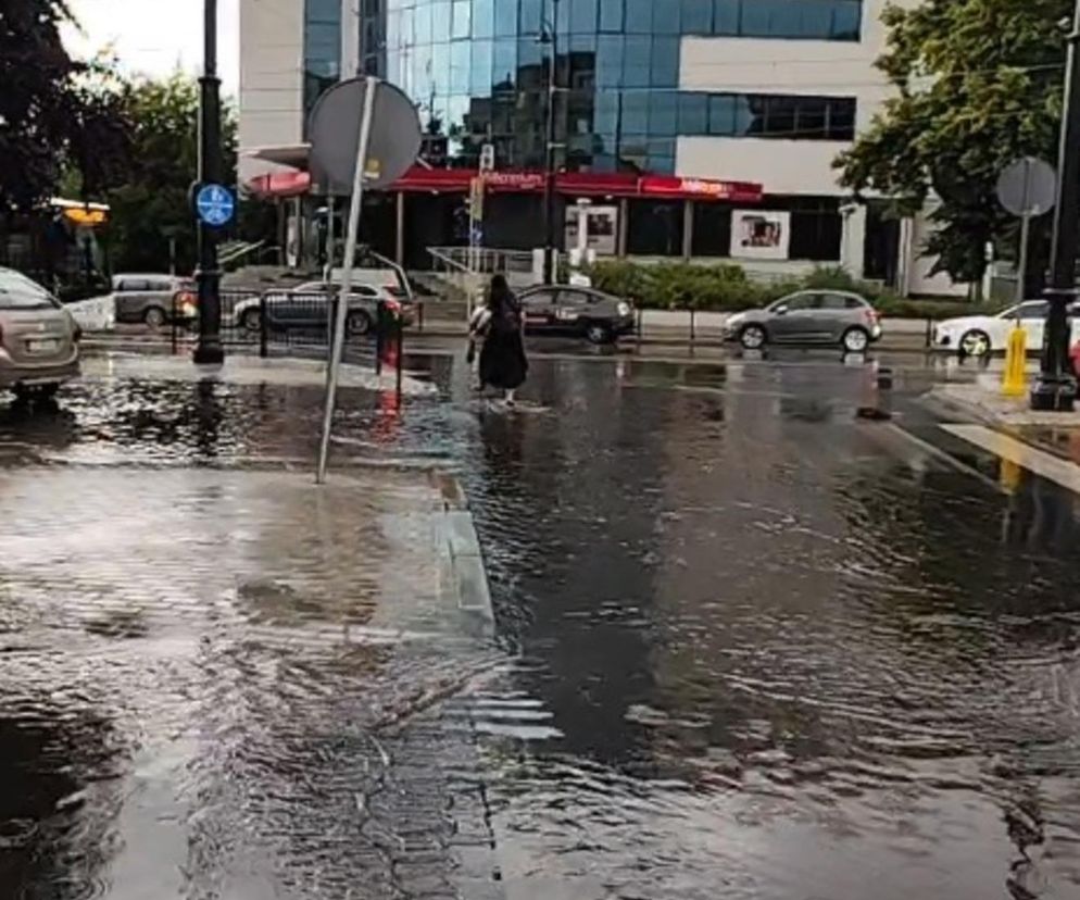 Przez Toruń przeszły ulewne deszcze. Zalane ulice, chodniki i parkingi [GALERIA]