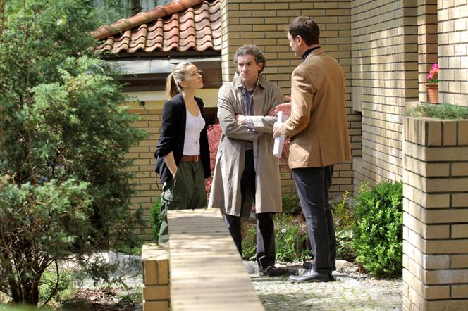 Na krawędzi 2 sezon odc. 1. Lena Korcz (Kamilla Baar), Andrzej (Przemysław Sadowski), Jacek Rozenek