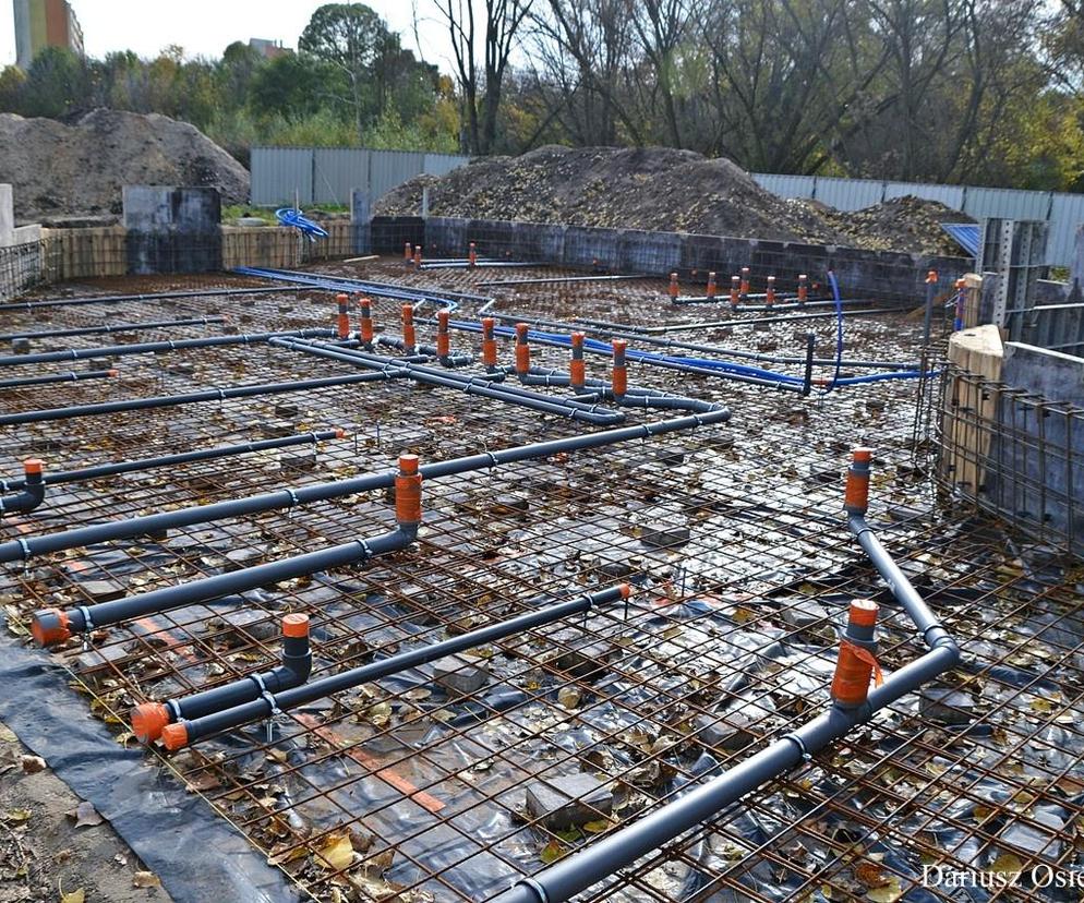 Grzybek, ważka  i fontanna staną na wodnym placu zabaw na Borkach. Obecnie trwa budowa 