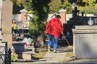 Polacy masowo sprzątają groby przed 1 listopada