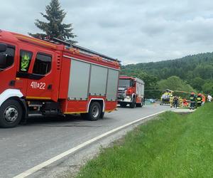 Makabryczny wypadek pod Brzeskiem. 29-letni motocyklista wbił się pod volkswagena. Nie żyje [ZDJĘCIA]