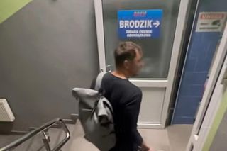 Daniel Martyniuk uczy syna pływać