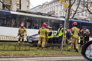 Poważny wypadek na al. Piastów. Samochód zderzył się z tramwajem! 