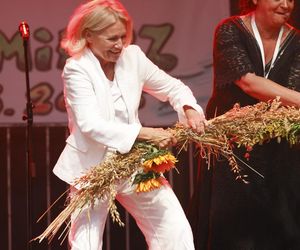 Cała na biało Maria Pakulnis szaleje z sierpem w Lubomierzu. Renata Dancewicz tym razem na spokojnie