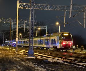 Śmiertelne potrącenie przez pociąg w Warszawie. Pieszy wtargnął pod rozpędzony skład. Zginął na miejscu