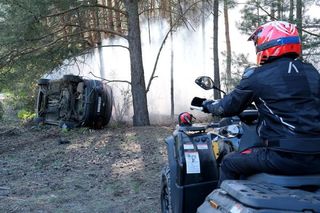 M jak miłość. Sprawca wypadku Zduńskich to potwór w ludzkiej skórze! Dominik Walat zostawi Frankę i Pawła na pewną śmierć! - ZDJĘCIA