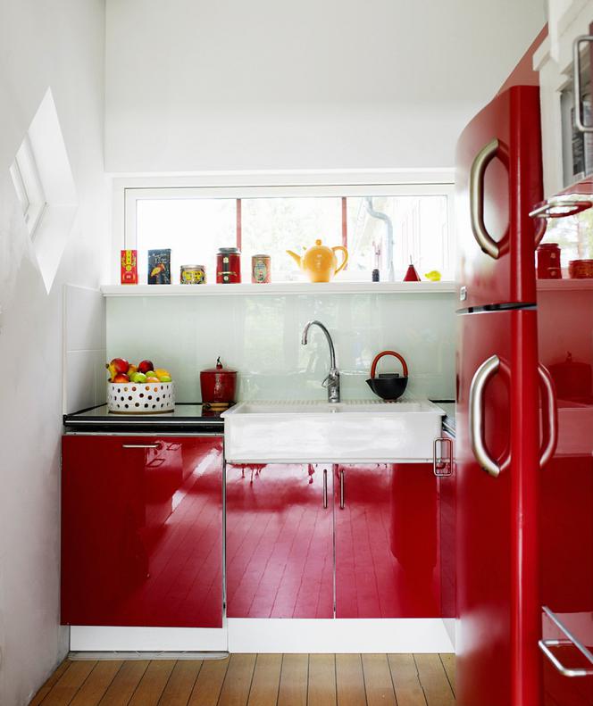 Szary lacobel w towarzystwie czerwonych szafek kuchennych