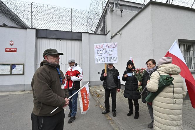 Oczekiwanie na wyjście ks. Michała Olszewskiego na wolność