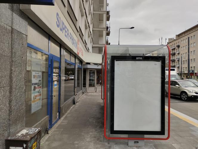Przystanek na wejściu do apteki