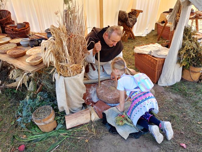 Odbywający się w Mrozach Festyn Archeologiczny to wydarzenie, które z roku na rok przyciąga coraz więcej umieszkańców regionu i turystów