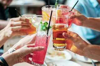 Alarmujące dane. Coraz młodsi sięgają po alkohol 