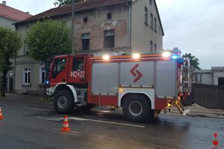 Pożar w kamienicy przy ul. Sikorskiego w Grudziądzu. Strażacy sprawdzają opuszczony budynek