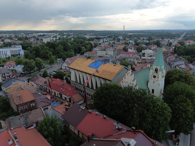 Burza zerwała dach kościoła w Brzesku! Chwile grozy podczas nabożeństwa