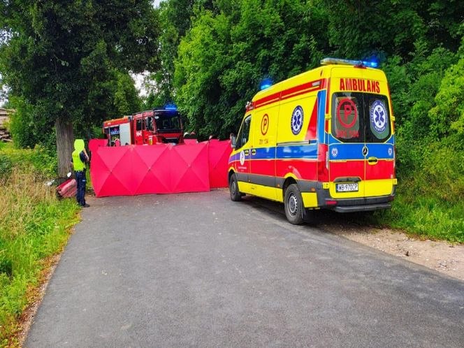 Tragedia w Storkowie: Opel Corsa roztrzaskał się na drzewie. Dwie osoby nie żyją