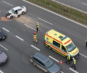 Potężna kraksa na S2. Ranne dwie osoby, w tym żołnierz