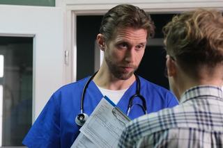 Andrzej Popiel, brat Maurycego, jako lekarz internista w Ojciec Mateusz