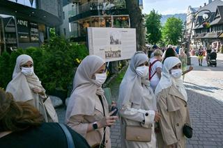 Arabowie kochają Zakopane. Nie przeszkadza im zła pogoda. Górale mówią, na co zwracają uwagę