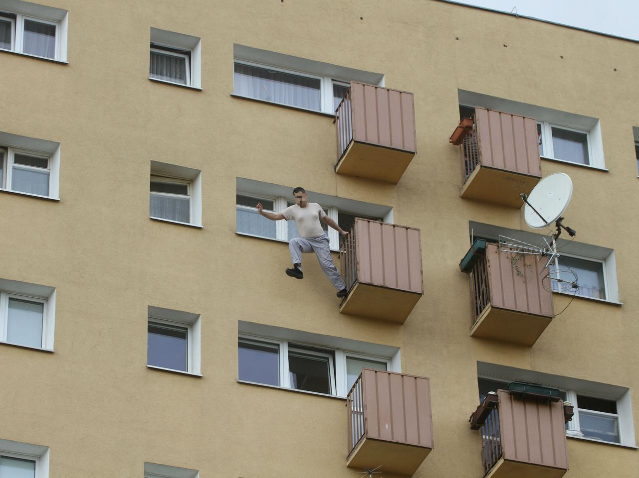Młody mężczyzna rzucił się z balkonu na 9. piętrze na Bielanach