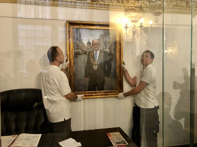 Obraz zawisł w Sali Zimowej w Ratuszu Głównego Miasta, gdzie w ubiegłym roku powstało miejsce poświęcone pamięci Pawła Adamowicza. 
