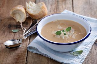 Mocno czosnkowa zupa zapalana - pyszna i znakomita na przeziębienie