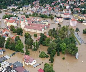 Dynamiczna sytuacja powodziowa. Rzeka Nysa Kłodzka zalała Kłodzko, 15 bm