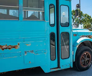 Mieszka w autobusie, bo nie stać go na czynsz