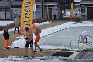 Morsy w Jastrzębia-Zdroju w akcji. Kąpielisko skute lodem to dla nich żaden problem. Zobacz ZDJĘCIA