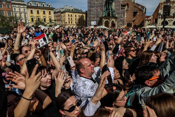 Jared Leto zagrał spontaniczny koncert pod pomnikiem Mickiewicza w Krakowie