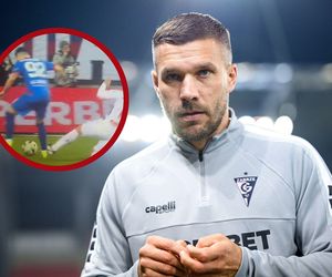 Podolski prawie złamał rywalowi nogę, a sędzia nawet nie dał mu kartki! Wielki skandal, gdzie był VAR?