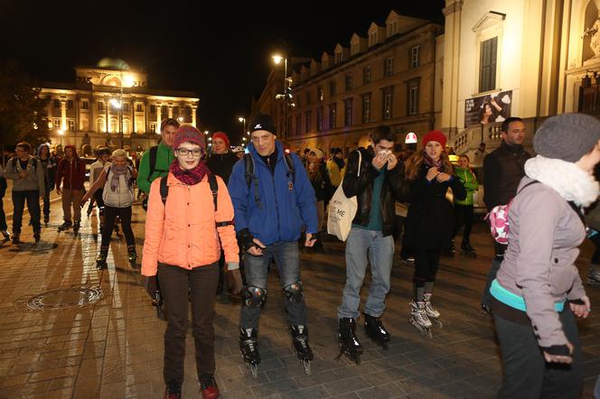 Nightskating. Warszawiacy przejechali stolicę na rolkach [Zdjęcia]