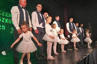 Podsumowanie roku szkolnego i stypendia dla uczniów w Starachowicach. Dzieciaki z przedszkoli zrobiły show