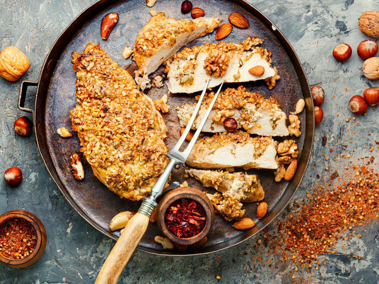 Pieczona pierś kurczaka nadziewana orzechami - prosto i wykwintnie