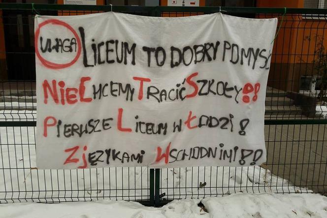 Taki transparent wisi na płocie szkoły
