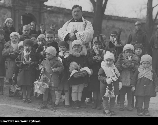 Ksiądz w otoczeniu dzieci ze święconkami (1932)