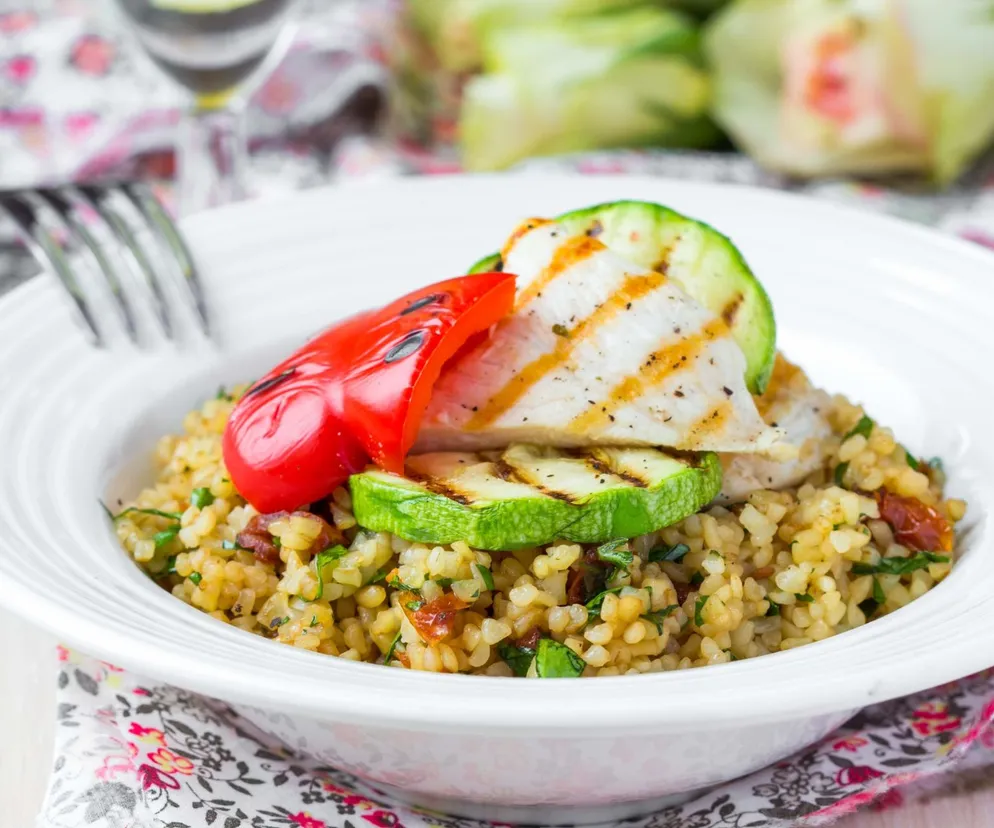 Kurczak curry z kaszą jaglaną. Smakowite połączenie mięsa drobiowego, kaszy i kolorowych warzyw