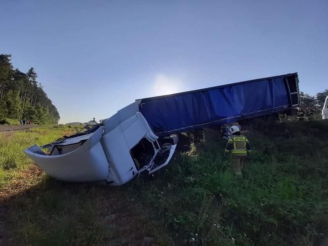 Łódzkie: Kilogramy MIĘSA na „Gierkówce”. TIR staranował busa [FOTO]