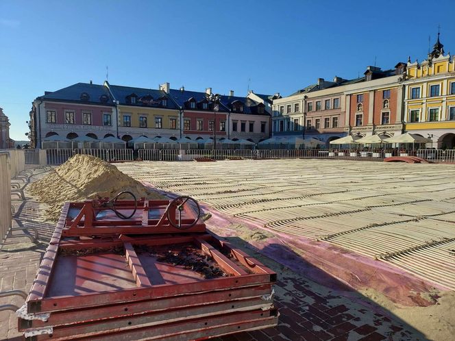 Przed ratuszem w Zamościu trwają dalsze prace przy budowie lodowiska