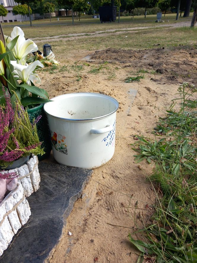 Tak wygląda grób Tomasza Jakubiaka 4 miesiące po śmierci kucharza. Niewiarygodne, co przy nim postawiono